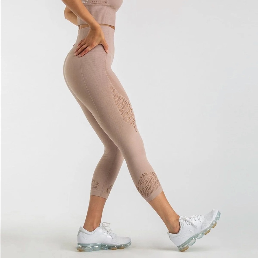 SOLD. Gymshark Crop Tan/Nude seemless leggings